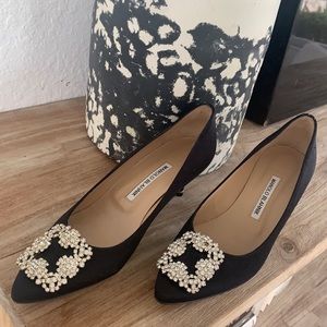 MANOLO BLAHNIK HANGASI KITTEN HEELS